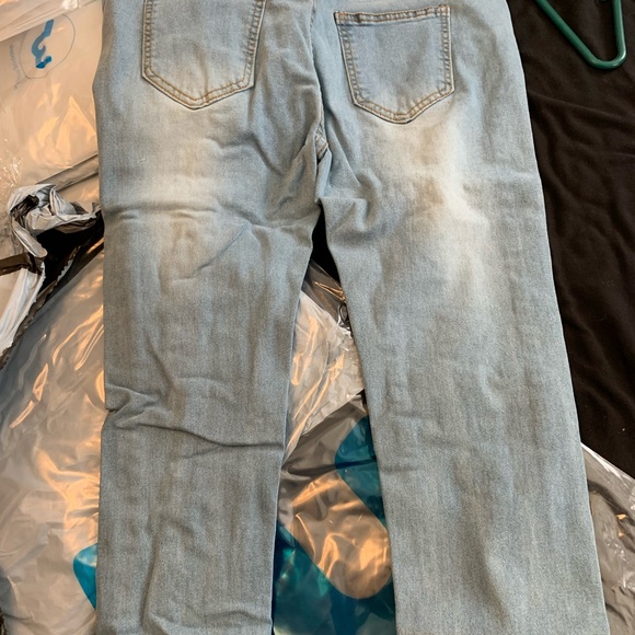 Distressed jeans - Picture 2 of 3